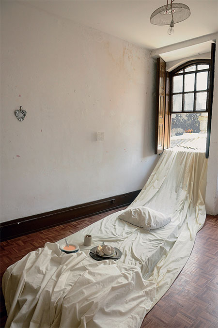 Pin Hui Chen, 〈A Secret Soft Hotel〉, Site-specific installation at De Liceiras 18, Porto Calico, mattress, mirrors, magazines, projection, writings, pigments, tableware and bread