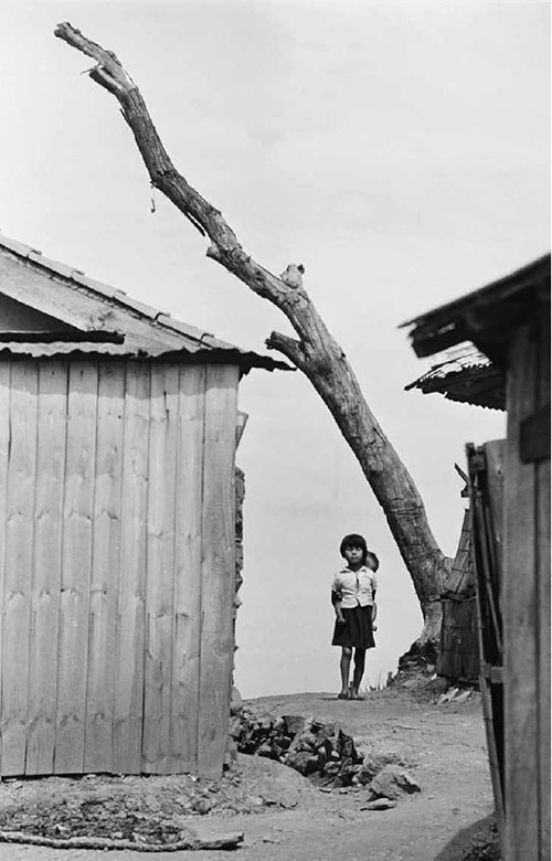 Near Seoul, Korea 1956-1963 © Han Youngsoo Foundation