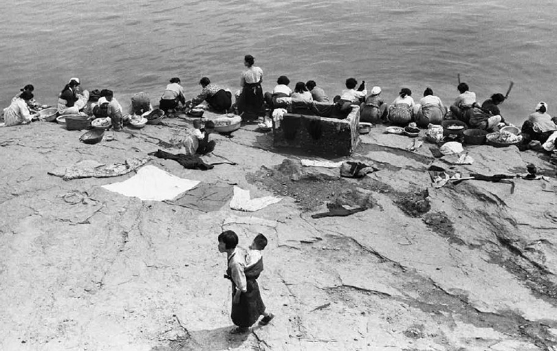 Hangang River, Seoul, Korea 1956-1958 © Han Youngsoo Foundation