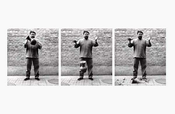 Ai Weiwei, 〈Dropping a Han Dynasty Urn〉, 1995.(printed 2017) ⒸAi Weiwei Studio 