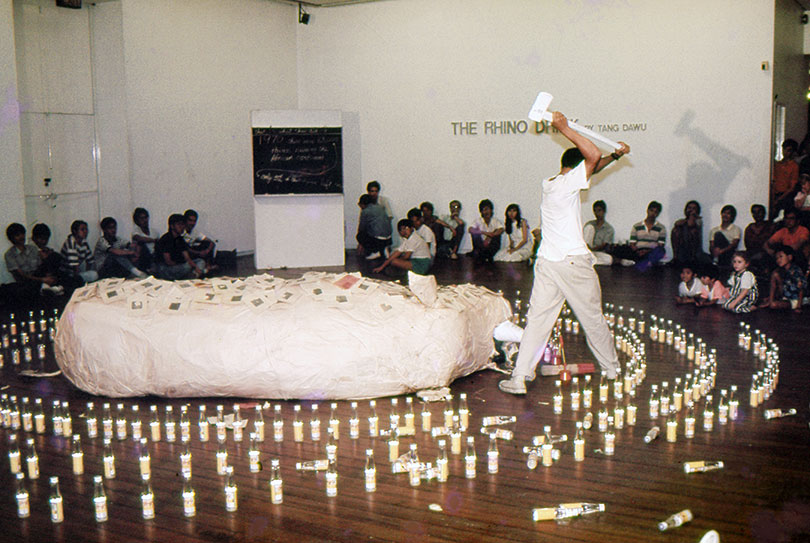Tang Da Wu, 〈They Poach the Rhino, Chop Off His Horn and Make This Drink〉, 1989. Collection of National Gallery Singapore. Documentation of performance at National Museum Art Gallery, Singapore, 1989. Performance© Tang Da Wu. Photo: Koh Nguang How. Courtesy of Koh Nguang How.