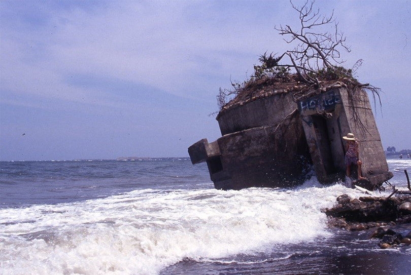 Ke Chin-Yuan, 〈1993 Sever Coastal Erosion Causing the Collapse of a Seaside Fortress at Bali Coast, Taipei〉, 1993. Photo©KE Chin-Yuan. Ⓒartist and Taipei Fine Arts Museum.
