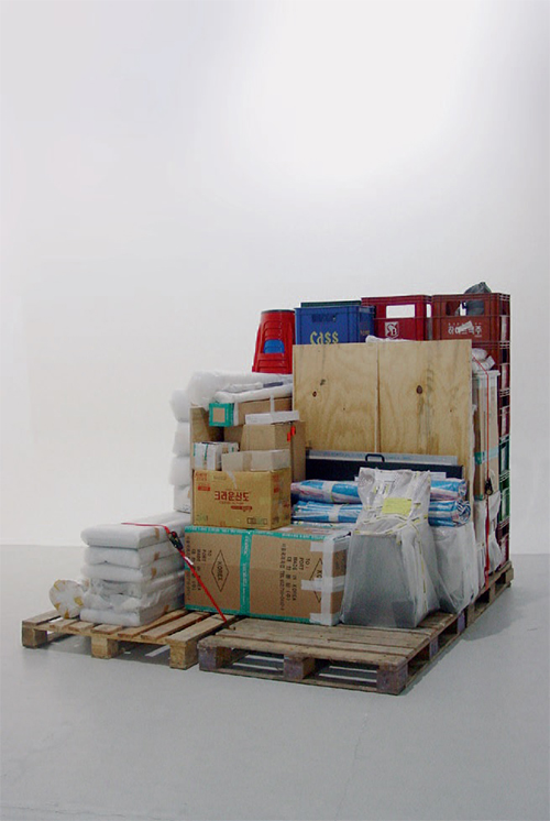 〈Storage Piece〉, 2004. Wrapped and stacked art works, Euro pallets, audio player, speakers, dimensions Variable, Haubrok Collection, Berlin, Installation view, Alterity Display, Lawrence O’Hana Gallery, Image provided by Kukje Gallery