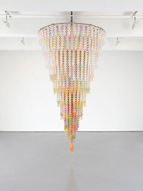 Do Ho Suh, 〈Cause & Effect〉 © Do Ho Suh. Collection of Danielle and David Ganek, 2007 Acrylic, aluminum disc, stainless steel frame, stainless steel cable, and monofilament.