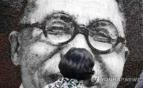 A visitor looks at a painting at the 17th Korea International Art Fair (KIAF) at the Convention and Exhibition Center (COEX) in southern Seoul on Oct. 4, 2018. (Yonhap)