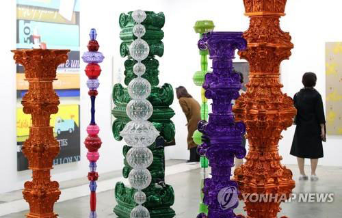 People look at artworks on display at the 17th Korea International Art Fair (KIAF) at the Convention and Exhibition Center (COEX) in southern Seoul on Oct. 4, 2018. (Yonhap)