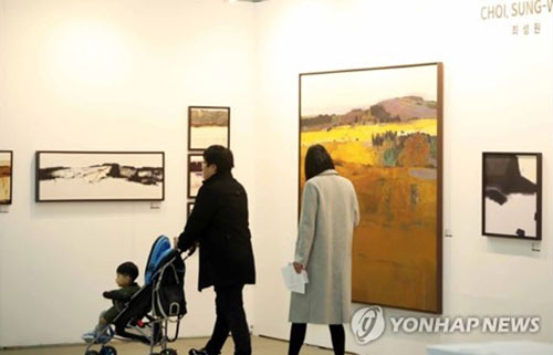 Visitors look at an artwork by Korean artist Choi Sung-won during the annual Busan International Art Fair in the southeastern port city of Busan on Dec. 6, 2018. (Yonhap)