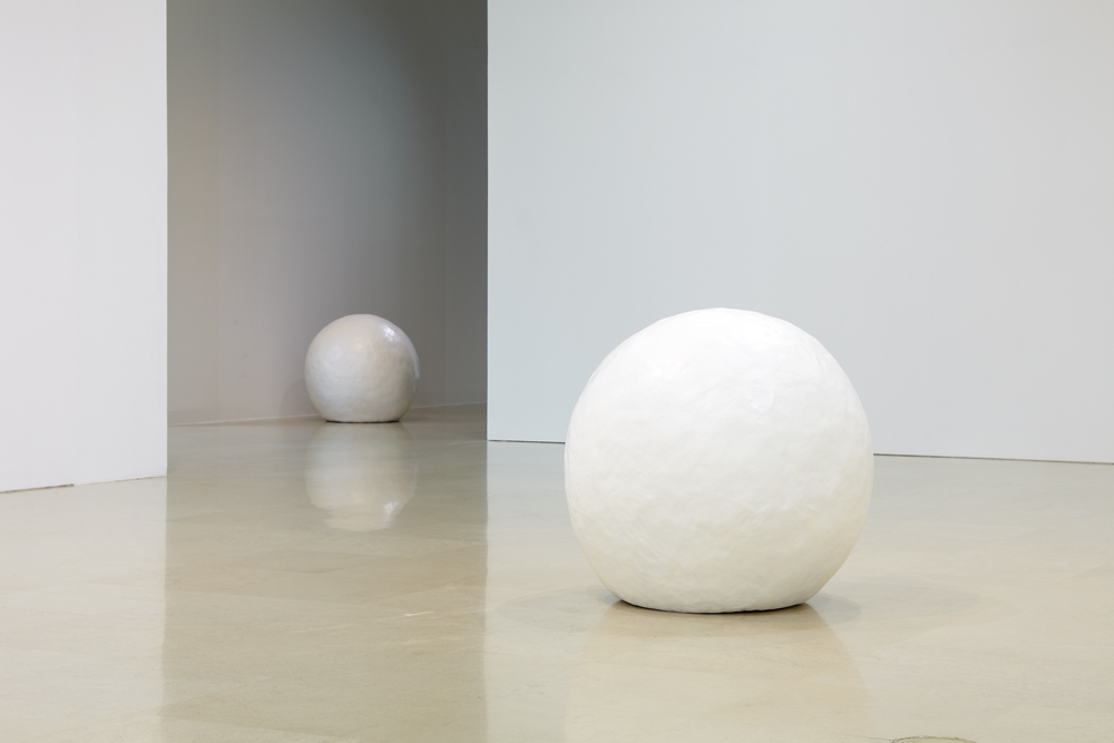 정서영_눈덩이_ resin, acrylic_ 100 cm round each_ 2011