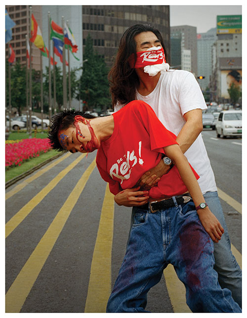 조습, 〈습이를 살려내라〉, 2002. 오리지널 빈티지 프린트, 152x117cm. ⓒ작가 ⓒ쌈지스페이스20주년추진단