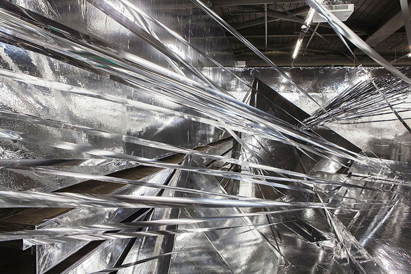 이불, 〈Diluvium〉, 2012/2016/2018, 스틸 구조물, 은색 테이프, 혼합 미디어, 가변 크기 ⒸBangkok Art Biennale