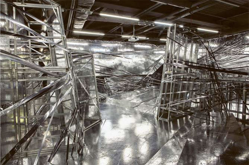 이불, 〈Diluvium〉, 2012/2016/2018, 스틸 구조물, 은색 테이프, 혼합 미디어, 가변 크기 ⒸBangkok Art Biennale