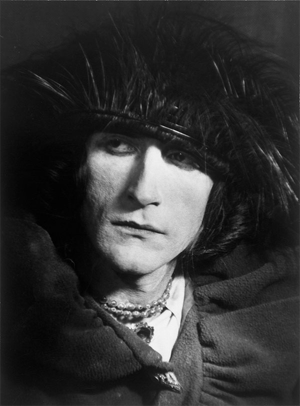 만 레이, 〈에로즈 셀라비로 분장한 뒤샹〉, 1921. Philadelphia Museum of Art, Library and Archives: Gift of Jacqueline, Paul and Peter Matisse in memory of their mother Alexina Duchamp ⓒMAN RAY TRUST/ ADAGP, Paris & SACK, Seoul, 2018