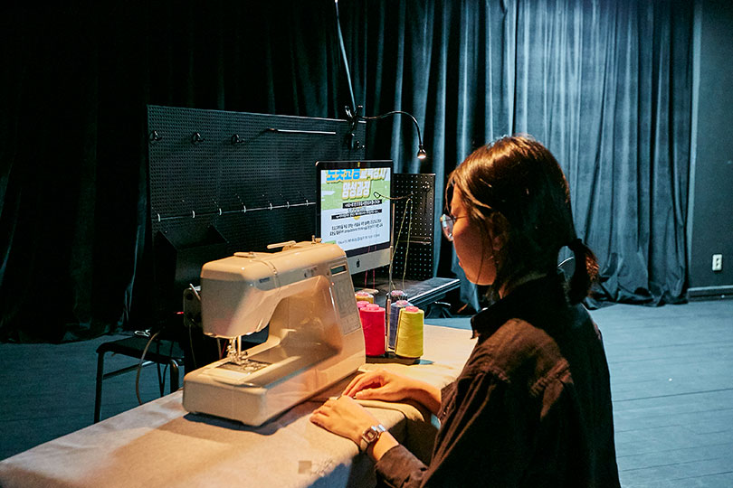 정혜윤, 〈구.디. 2번 출구〉, 2018. 재봉틀, 아두이노, 웹 Ⓒ작가 Ⓒ서울대학교 미술관