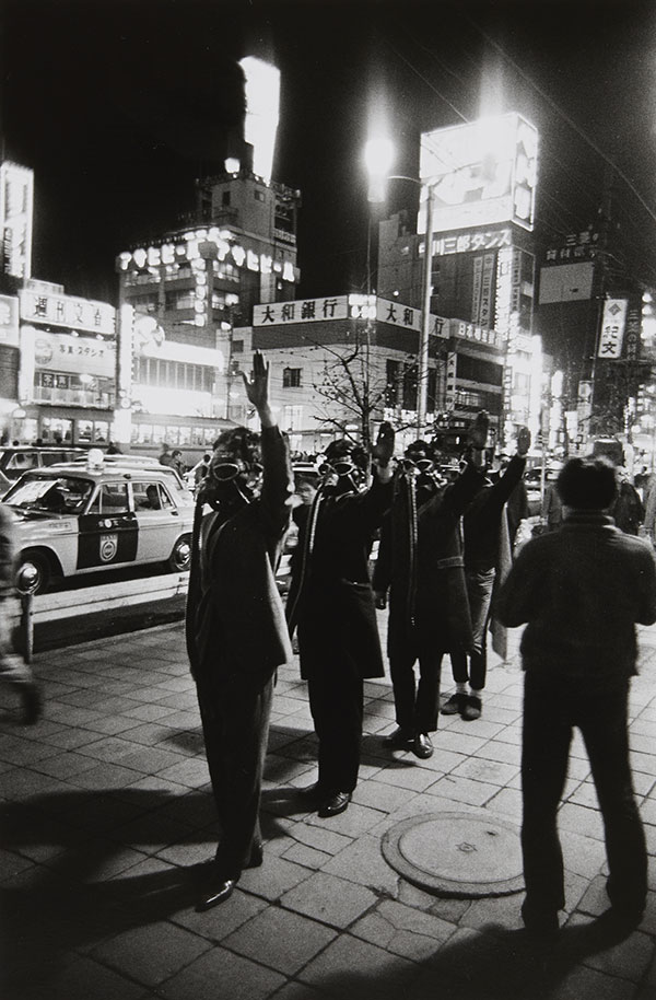 히라타 미노루, 〈고(故) 유이 추노신 추도 국민 의식〉, 1967. 젤라틴 실버 프린트, 34×23.4cm (×2). ⓒ타카 이시이 갤러리 포토그래피/필름 제공