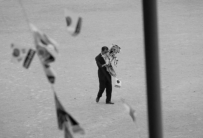 노순택, 〈국기복용법〉, 2018. 사진 액자, 87 x 125 cm. ⓒ작가 ⓒ두산아트센터