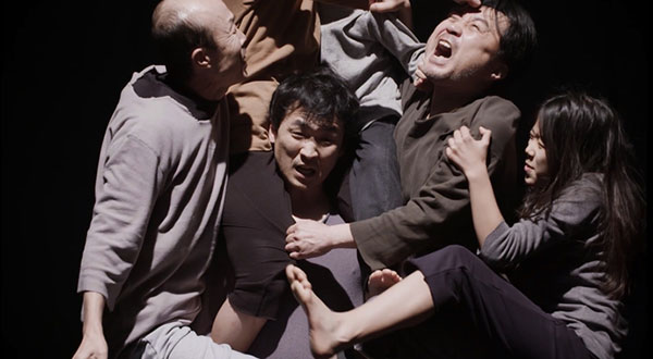 김기라x김형규, 〈장님-서로 다른 길〉, 2018. 3채널 비디오 ⓒ작가 ⓒ미술관