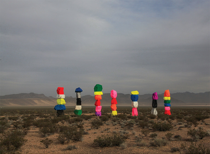 우고 론디노네(Ugo Rondinone) 〈Seven Magic Mountains〉 2016 Photo by Gianfranco Gorgoni Courtesy of Art Production Fund and Nevada Museum of Art