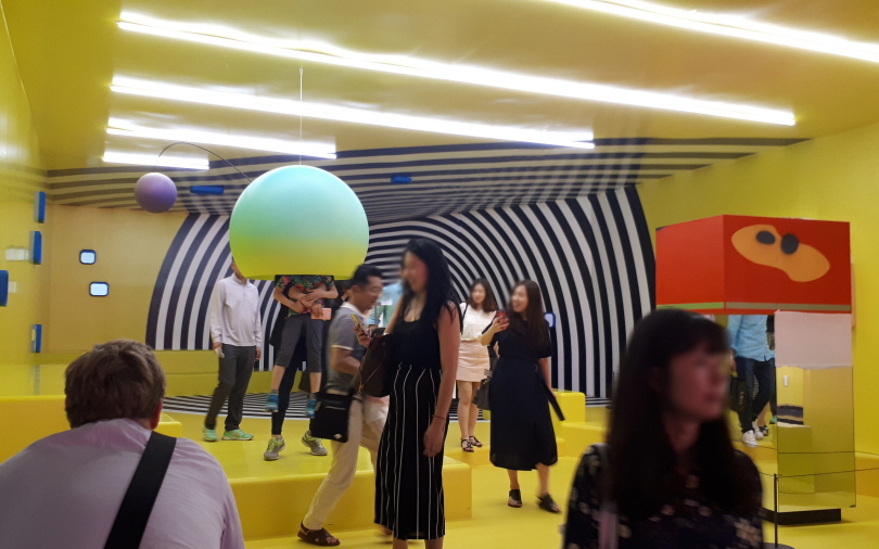 At the lobby, the visitors experienced diverse contemporary artworks with various forms and methods, including “Yourself Is sometimes a Place to Call Your Own”, a series of giant installations by Tobias Rehberger.