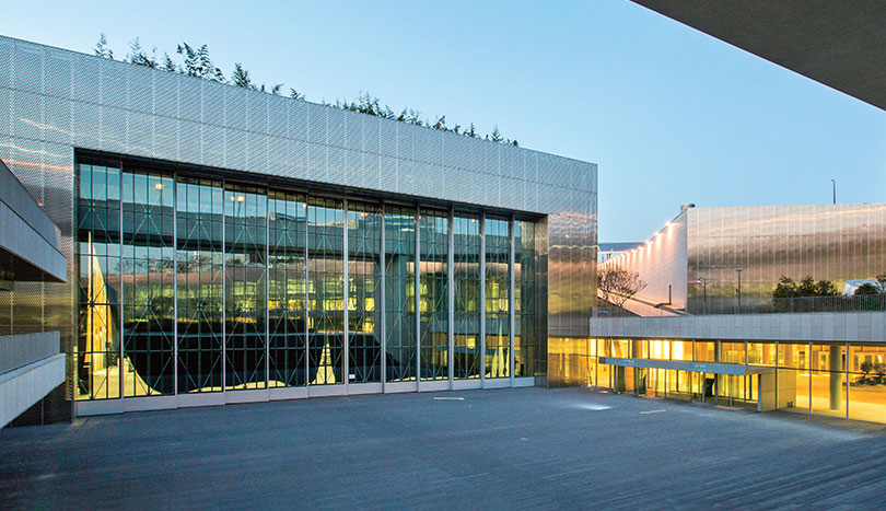 One of the wall of Theatre 1 of Asian Arts Theatre (on the left) is made with the glass door, which can be completely opened and shut. The entrance of Asian Arts Theatre (on the right) is at the 4th basement, which is connected to ACC Creation.