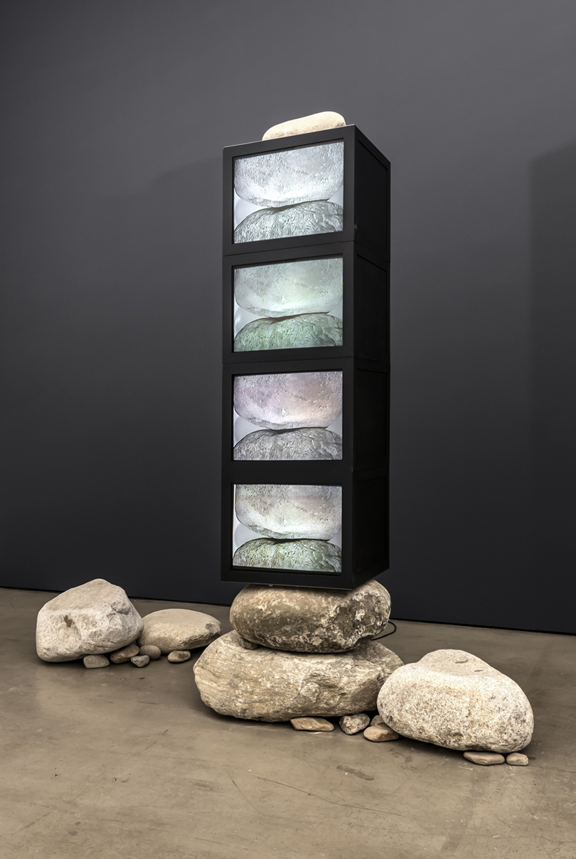 Park Hyun-ki, Untitled, 1988(2021 reproduced), Single-channel video, color, no sounds, monitor and stone, Image provided by Gallery Hyundai.