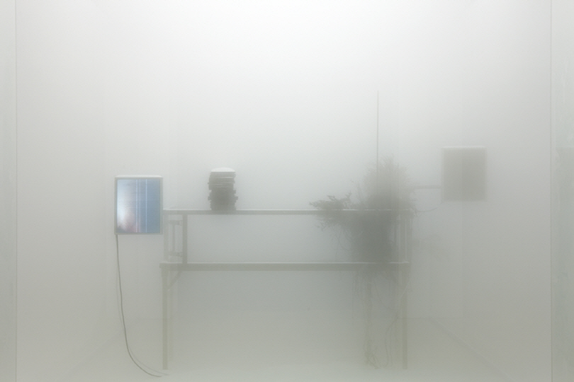 Ki-bong RHEE _ Hole of Solaris_ Steel, glass, styloform, white sand, monitor, natural branch, artificial fog, paper_ dimensions variable_ 2012