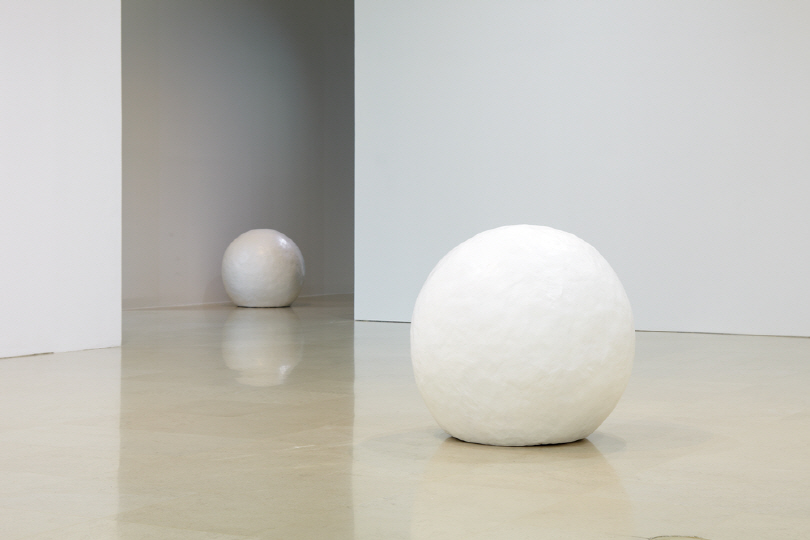 Seo-young CHUNG _ Snowball _ Resin, acrylic_ 100 cm round each_ 2011