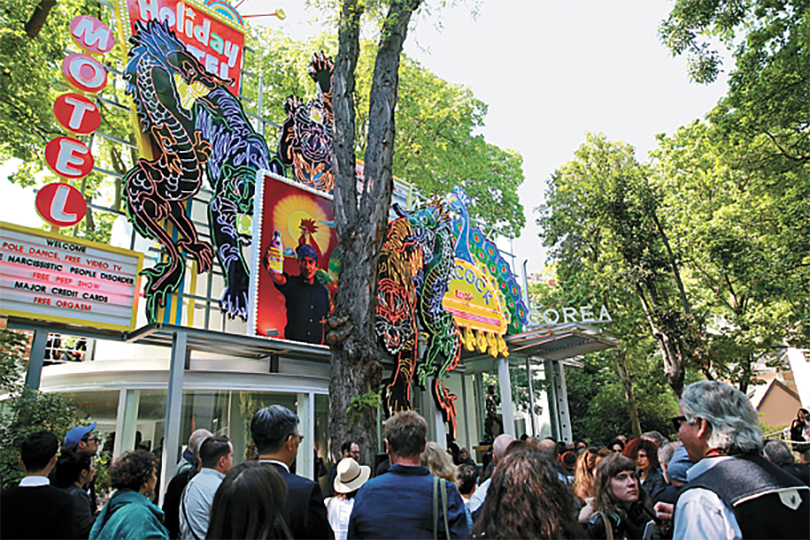 The visitors are crowded in front of the Korean Pavilion at the 57th Venice Biennale, in Venice, Italy, on Wednesday. On the facade of the Korean Pavilion is artist Cody Choi’s neon work “Venetian Rhapsody.” [ARTS COUNCIL KOREA]