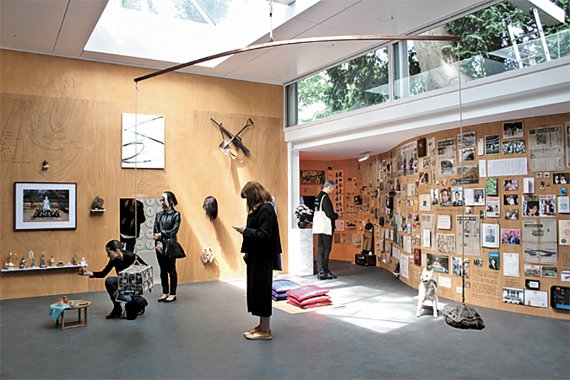 Visitors to the Korean Pavilion view artist Lee Wan’s works including the installation of found objects, titled “Mr. K and the Collection of Korean History” on Tuesday. [MOON SO-YOUNG]