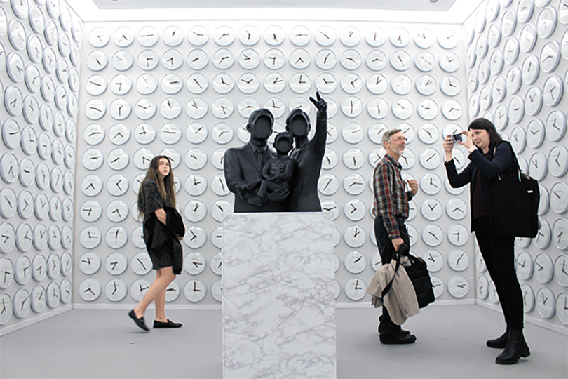 Spectators take a look at artist Lee Wan’s installation work “Proper Time” on the walls and “For a Better Tomorrow,” center, in the Korea Pavilion on Tuesday. [MOON SO-YOUNG]