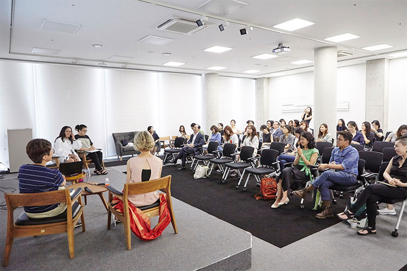 Photo of the seminar given by Christine Starkman, the researcher-in-residence at MMCA Residency Changdong, with participation by Kim Sunjung, and Dr. Charlotte Horlyck, at DAL330, MMCA Seoul, 2017.