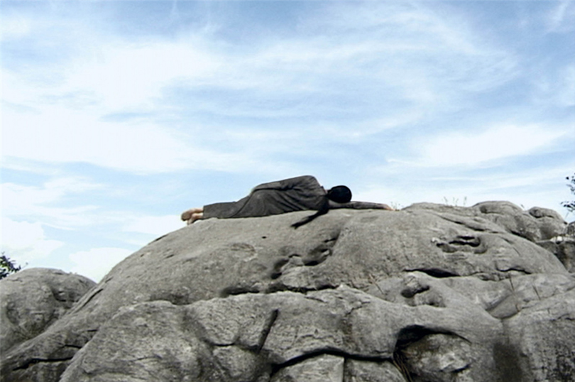 Kimsooja, A Needle Woman – Kitakyushu (1999). Single channel video, silent, 6:33 loop, video still. Courtesy of Kimsooja Studio. Image provided by Kukje Gallery.