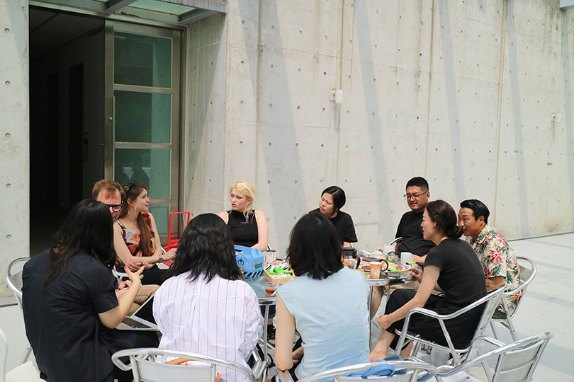 Eunshin Lim(director of Dorossy Salon), Vincent Verlé(curator), Héléne Blaise(artist), Alix Désaubliaux(artist) from France visited MMCA Residency Goyang. MMCA Residency Goyang artists talked with the visitors and showed their studio. (2018.06.04.) ⓒMMCA Residency Goyang