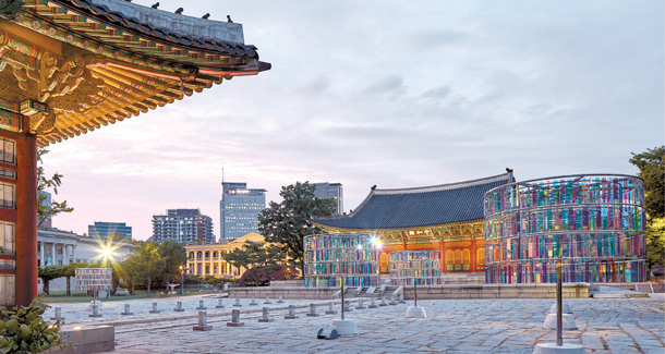 The “Daehan Yeonhyang” installations by architecture office OBBA stand in front of the Junghwa Hall inside Deoksu Palace. MMCA