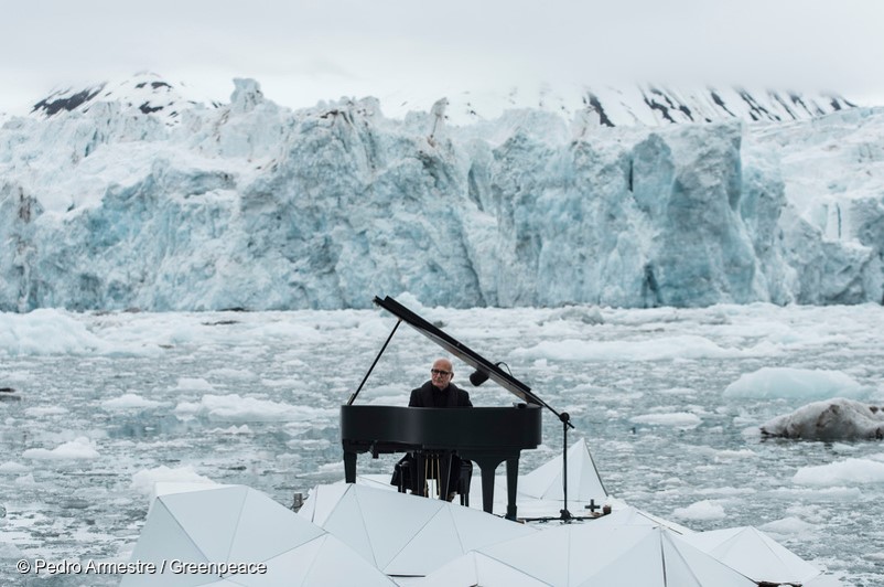 Ludovico Einaudi, 〈Elegy for the Arctic〉, video, 3m 13sec, 2016. ⓒ Pedro Armestre / Greenpeace In June 2016, Einaudi, an Italian composer and pianist, playing “Elegy for the Arctic” on his grand piano in front of an Arctic glacier.