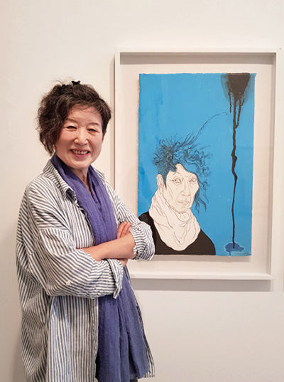 Artist Yun Suknam poses with her self-portrait in Hakgojae Gallery, central Seoul. ⒸMOON SO-YOUNG