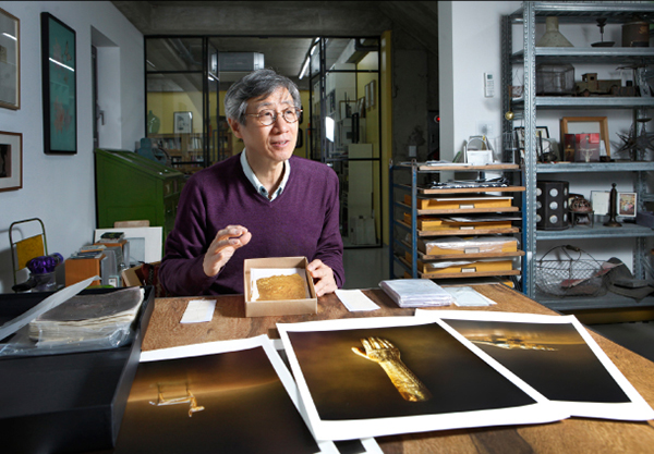 Koo explains the gold leaf he obtained during a recent trip to India. The gold leaf sheets were made in the traditional way of hammering a gold ribbon hundreds of thousands of times. The artist said he was fascinated by the traces of labor and time remaining on the paper sheets inserted between gold-leaf sheets during the process. Photo© PARK SANG-MOON