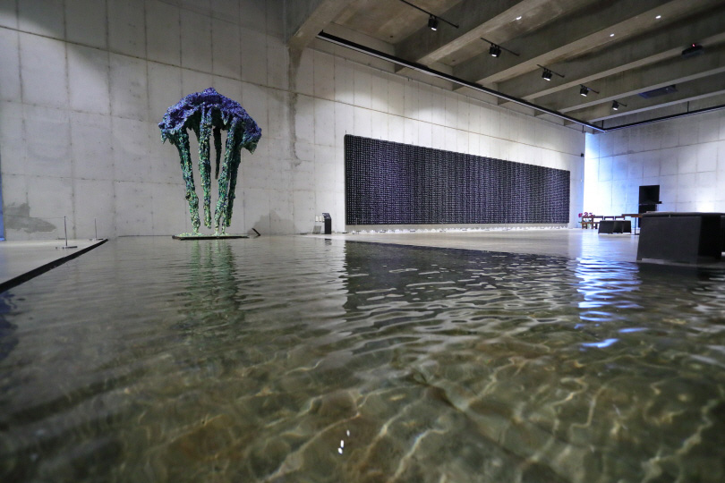 Exhibition view of 《Tradition Incubate》. On the left is 〈April Tears〉, and to its right is 〈Dizziness〉. 