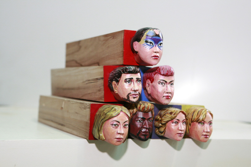 Yong Meon Kang, 〈Taking a Lesson from the Past – Maninbo〉, 2004. paint on wood, 5×5cm each.