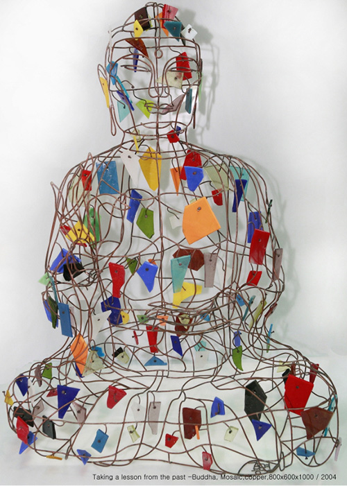 Yong Meon Kang, 〈Taking a Lesson from the Past – Buddha〉, 2004. mosaic on brass wire, 80×60×100cm.