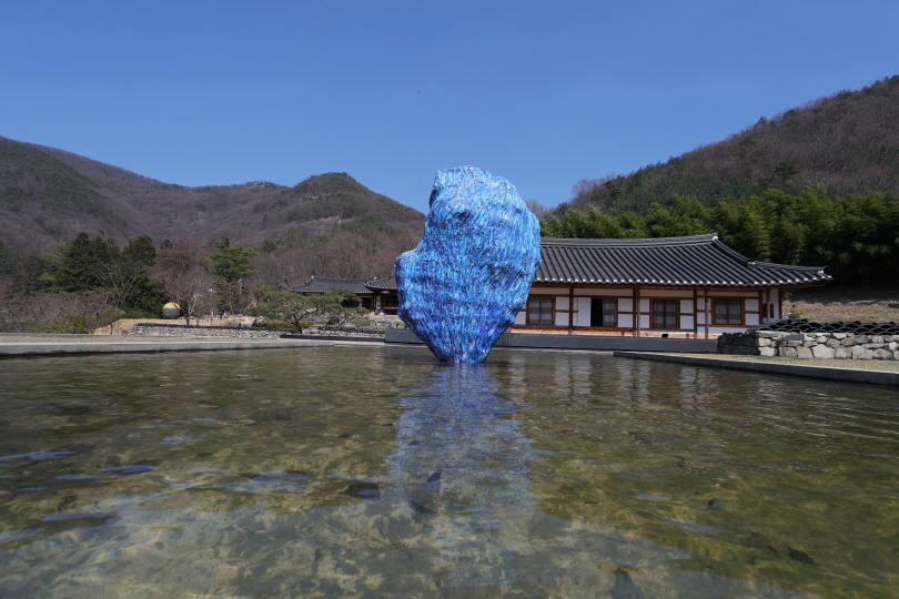 Yong Meon Kang, 〈Solidification〉, 2018. stainless steel, steel frame, epoxy, oil paint, 150×150×210cm.