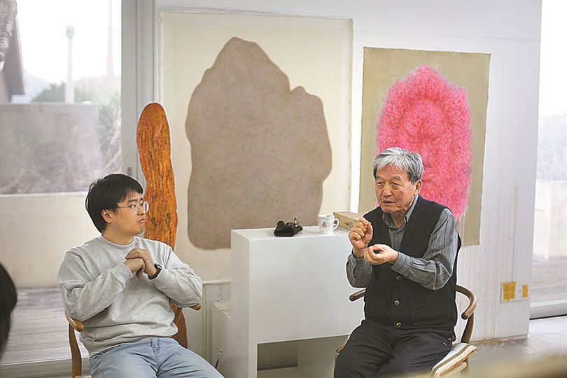 Moon Sung-sic, left, and Kim Hong-joo converse at Kim's studio in Pyeongchang-dong, Seoul, Saturday. Courtesy of The Great Collection