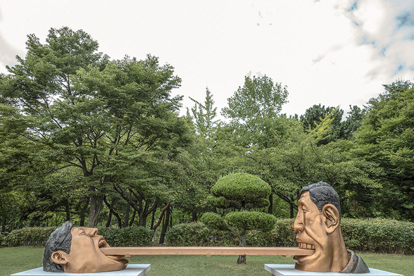 구본주, 〈비스킷 나눠먹기 2〉, 2006. 동, 나무, 600×110×170cm. 사진ⓒ창원조각비엔날레