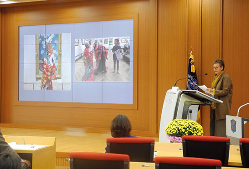 계명대 인문학연구단 한국학연구원이 주최한 국제학술대회 ‘한국 미술의 정체성과 미학에 대한 새로운 모색’(10.25~26)에서 기조 발표 중인 융만 교수