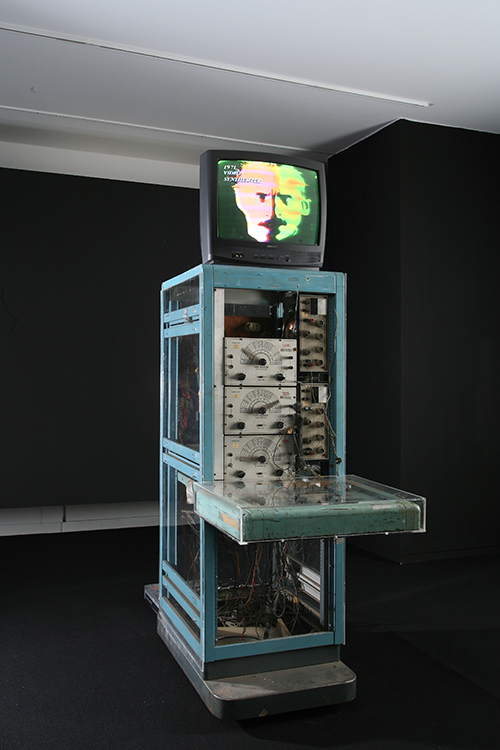 백남준, 〈백-아베 비디오 신디사이저〉, 1969/1972. ©Nam June Paik Estate, 《비상한 현상, 백남준》 전시