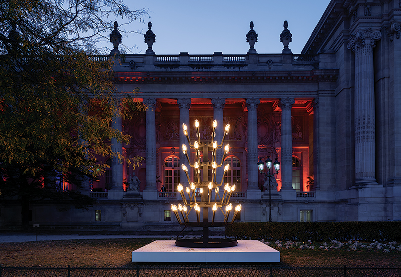 Stefan Nikolaev, 〈STREETLIGHT〉, 2018. Aluminium, 46 led bulbs, glass, 400×250cm. Photoⓒ Marc Domage