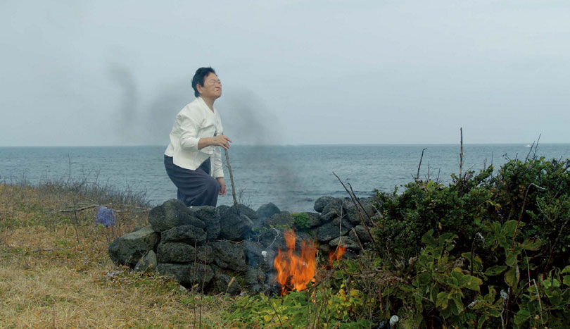 제인 진 카이젠, 〈이별의 공동체〉, 2019. 2채널 영상설치.