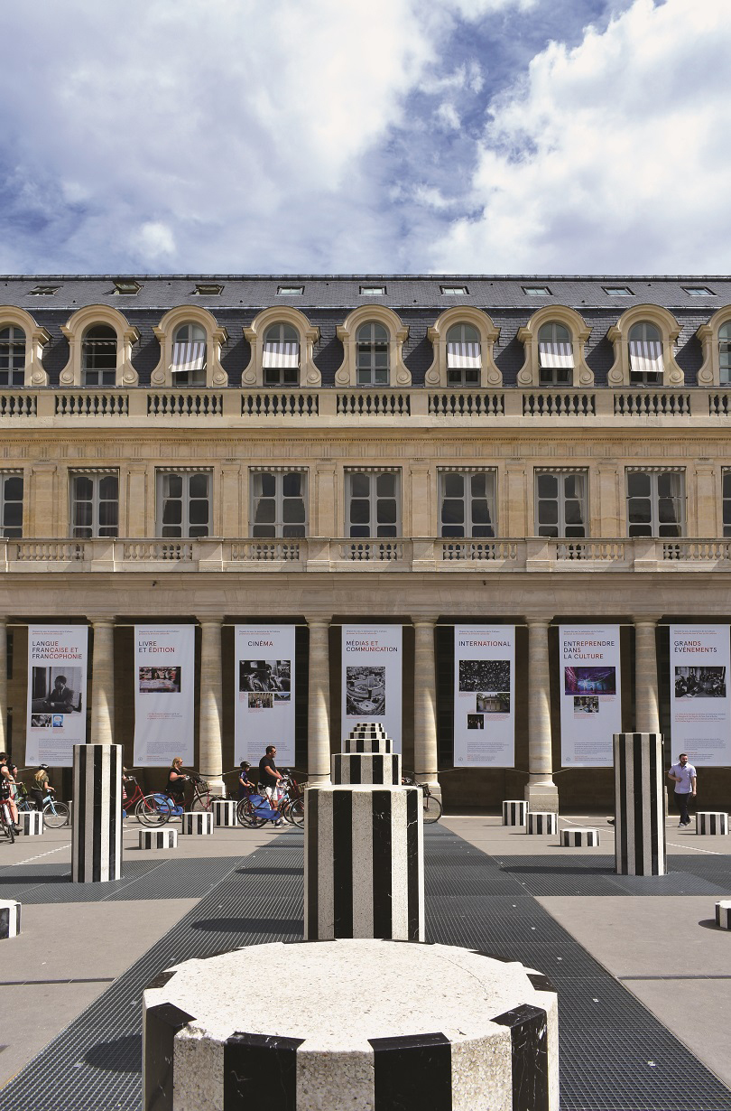 Installation view of 〈Les Deux Plateaux〉 Palais Royal, Paris, France 이미지 제공: jmbf/Shutterstock.com 사진제공 퍼블릭아트