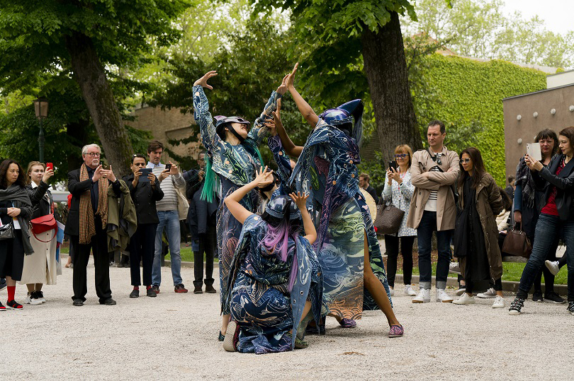 Zadie Xa 〈Grandmother Mago〉 2019 Performance part of Meetings on Art, 58th Venice Biennale, co-curated by Ralph Rugoff and Aaron Cezar Credit: Riccardo Banfi © Delfina Foundation and Arts Council England. 사진제공 퍼블릭아트