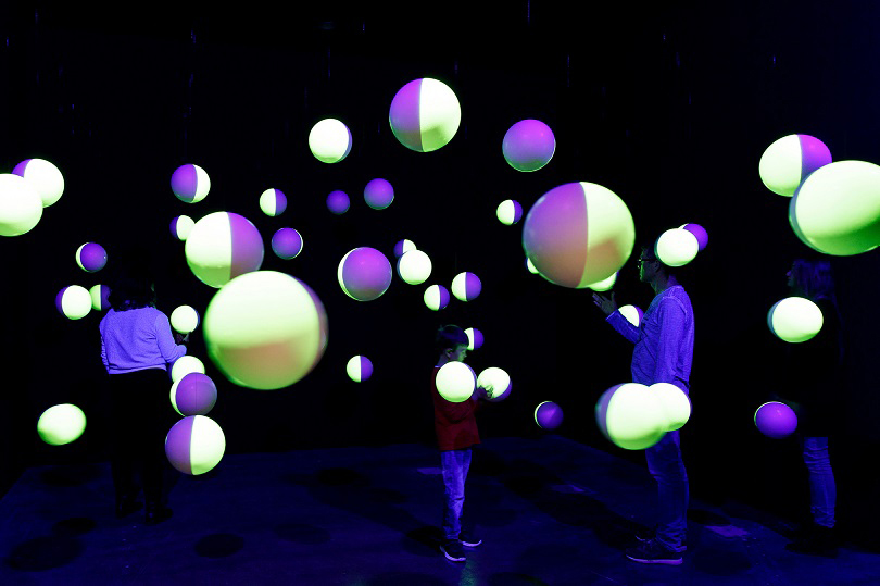 Exhibition view Effekt 〈Kugelkabinett〉 1965 Styrofoam balls, fluorescent color, light and black light, electronic light control © ZKM | Center of Art and Media Karlsruhe Photo: Felix Grünschloß. 사진제공 퍼블릭아트