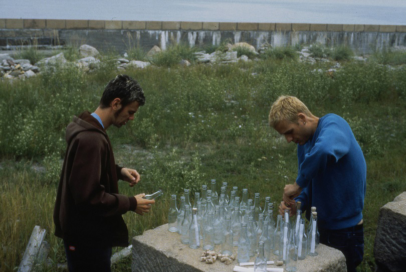 Elmgreen & Dragset performance during the exhibition 《What is a guy from Leicester, a Swedish girl, a family father and a gay couple doing on a deserted island between Denmark and Sweden?》 1997 Middelgrundsfortet Island, Denmark. 사진제공 퍼블릭아트